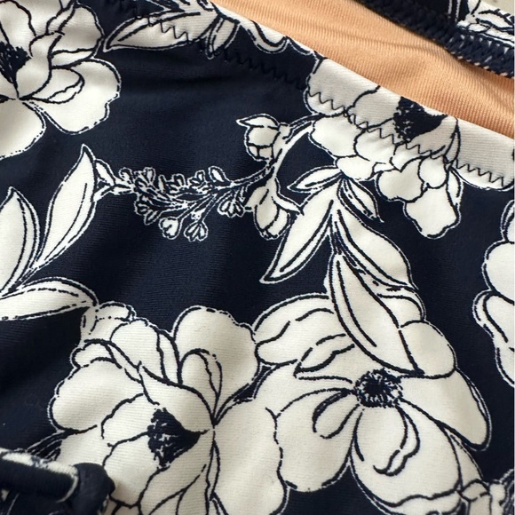 J.Crew Hipster Curved-Waist Cheeky Bikini Bottom in Magnolia Floral Navy Size 2X - Picture 3 of 8